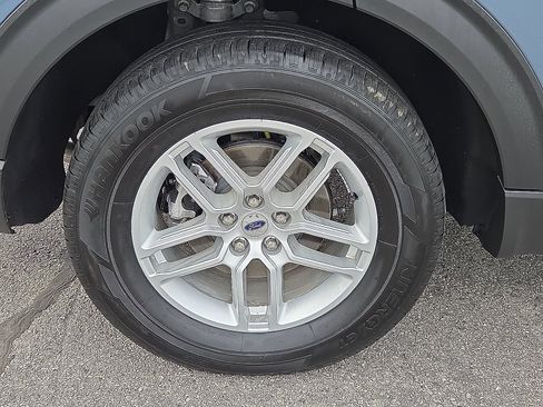 Used 2025 Ford Explorer Active AWD/4WD image 17
