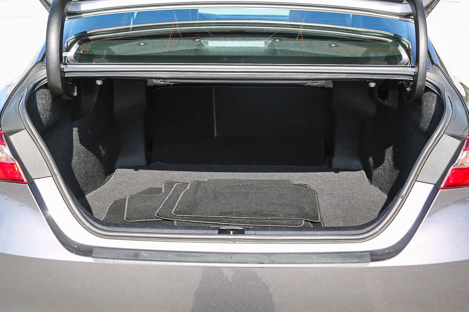 Used 2019 Toyota Camry SE w/ Blackout Package FWD image 25