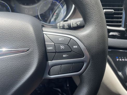 Used 2017 Chrysler Pacifica Touring FWD image 14