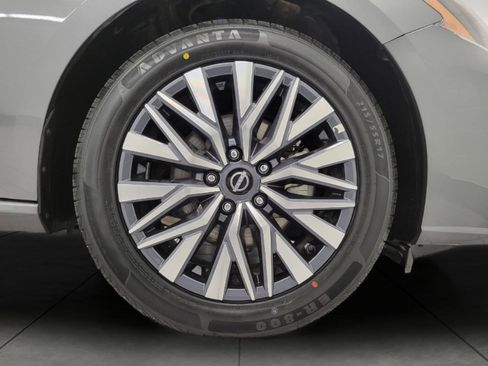 Used 2025 Nissan Altima 2.5 SV image 3