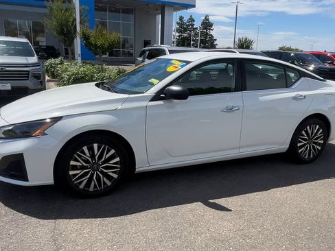 Used 2025 Nissan Altima 2.5 SV FWD image 3