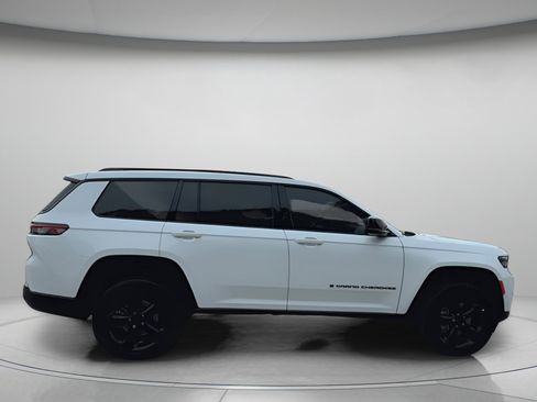 Used 2025 Jeep Grand Cherokee L Laredo image 31