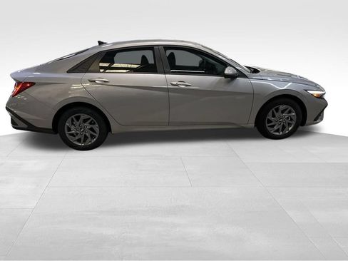 Used 2025 Hyundai Elantra Hybrid FWD image 6