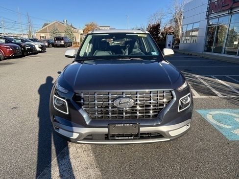 Used 2022 Hyundai Venue Limited image 8