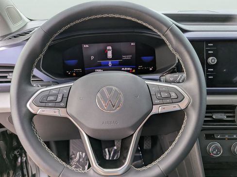 Used 2022 Volkswagen Taos SE w/ Panoramic Sunroof Package FWD image 26