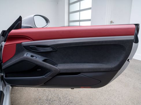 Used 2021 Porsche 718 Boxster Spyder RWD image 33