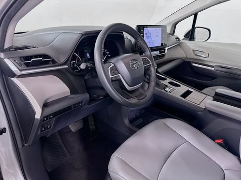 Used 2023 Toyota Sienna XLE FWD image 9