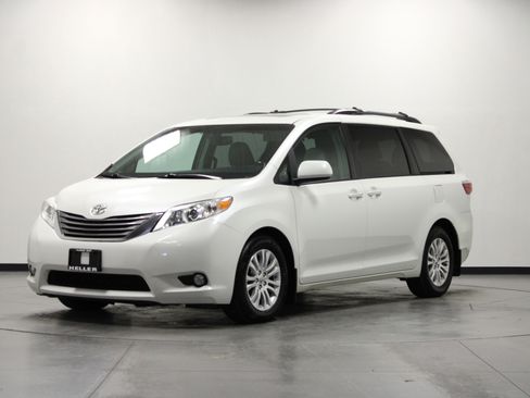 Used 2017 Toyota Sienna XLE image 8