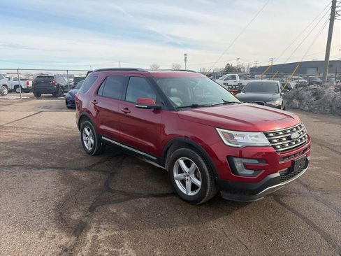 Used 2017 Ford Explorer XLT w/ Equipment Group 202A image 4