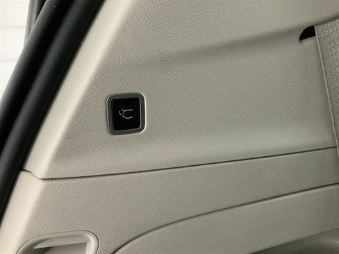 Used 2023 Chrysler Voyager LX image 8