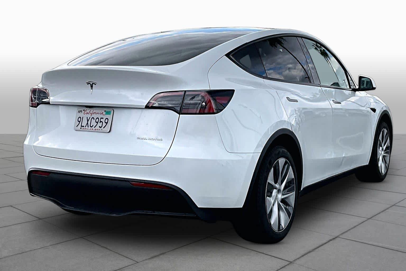 Used 2024 Tesla Model Y Long Range AWD/4WD image 12
