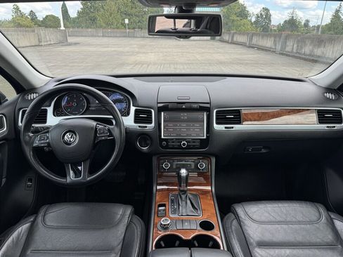 Used 2012 Volkswagen Touareg TDI image 18