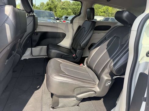 Used 2024 Chrysler Pacifica Touring-L FWD image 17