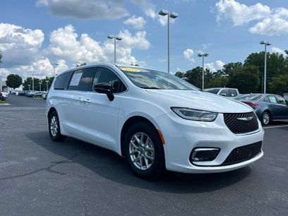 Used 2024 Chrysler Pacifica Touring-L