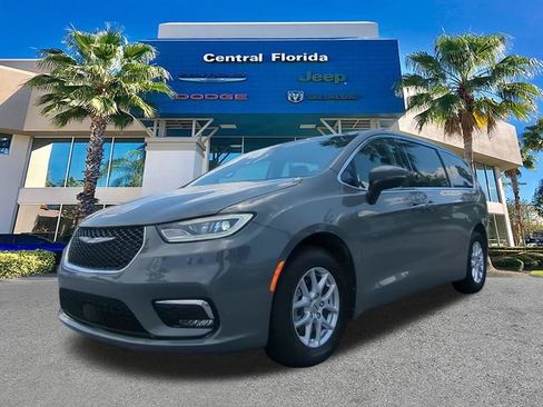 Used 2023 Chrysler Pacifica Touring-L FWD image 9
