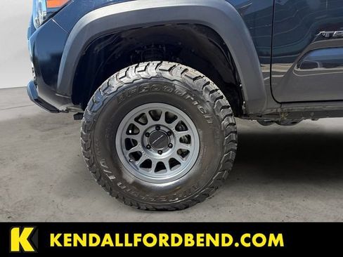Used 2021 Toyota Tacoma TRD Off-Road w/ TRD Premium Off Road Package AWD/4WD image 9