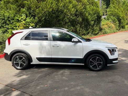 Certified 2025 Kia Niro EX w/ EX Cold Weather Package FWD image 2