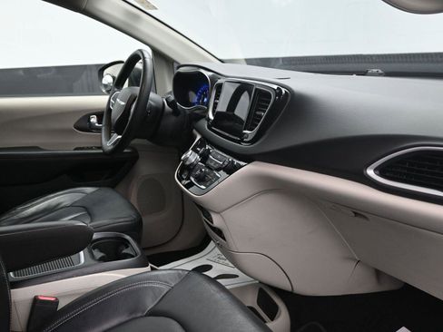 Used 2022 Chrysler Pacifica Touring-L image 10