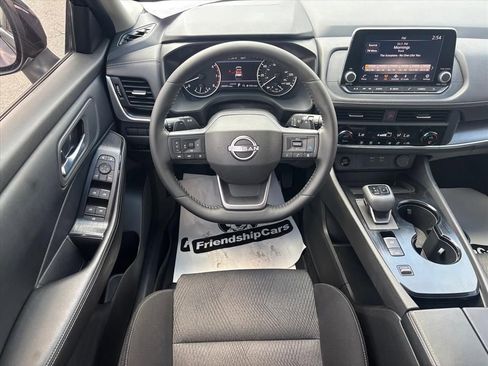 Used 2025 Nissan Rogue SV FWD image 3