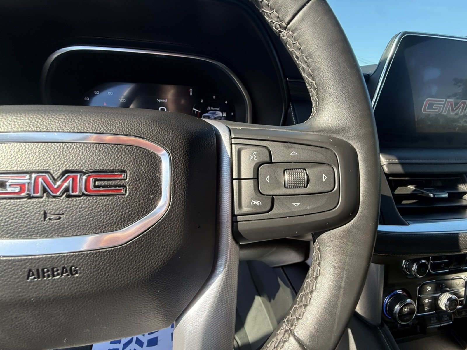 Used 2023 GMC Yukon SLT AWD/4WD image 18