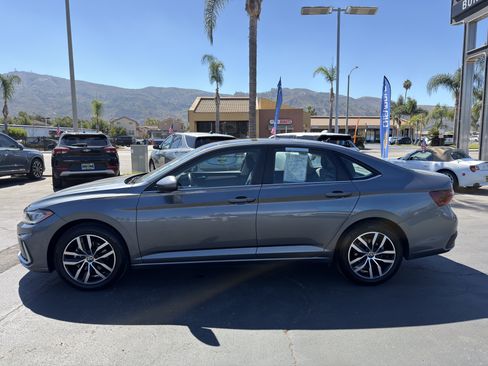 Used 2025 Volkswagen Jetta SE FWD image 5