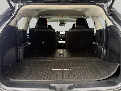 Used 2021 Toyota Highlander XLE image 16