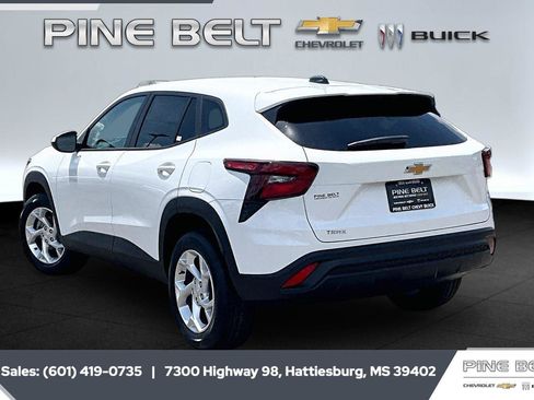 Used 2026 Chevrolet Trax LS w/ LS Convenience Package FWD image 2