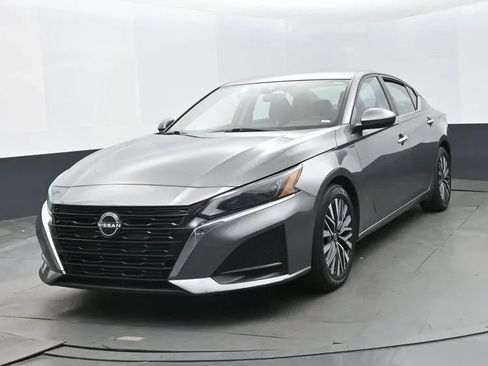 Used 2023 Nissan Altima 2.5 SV image 1
