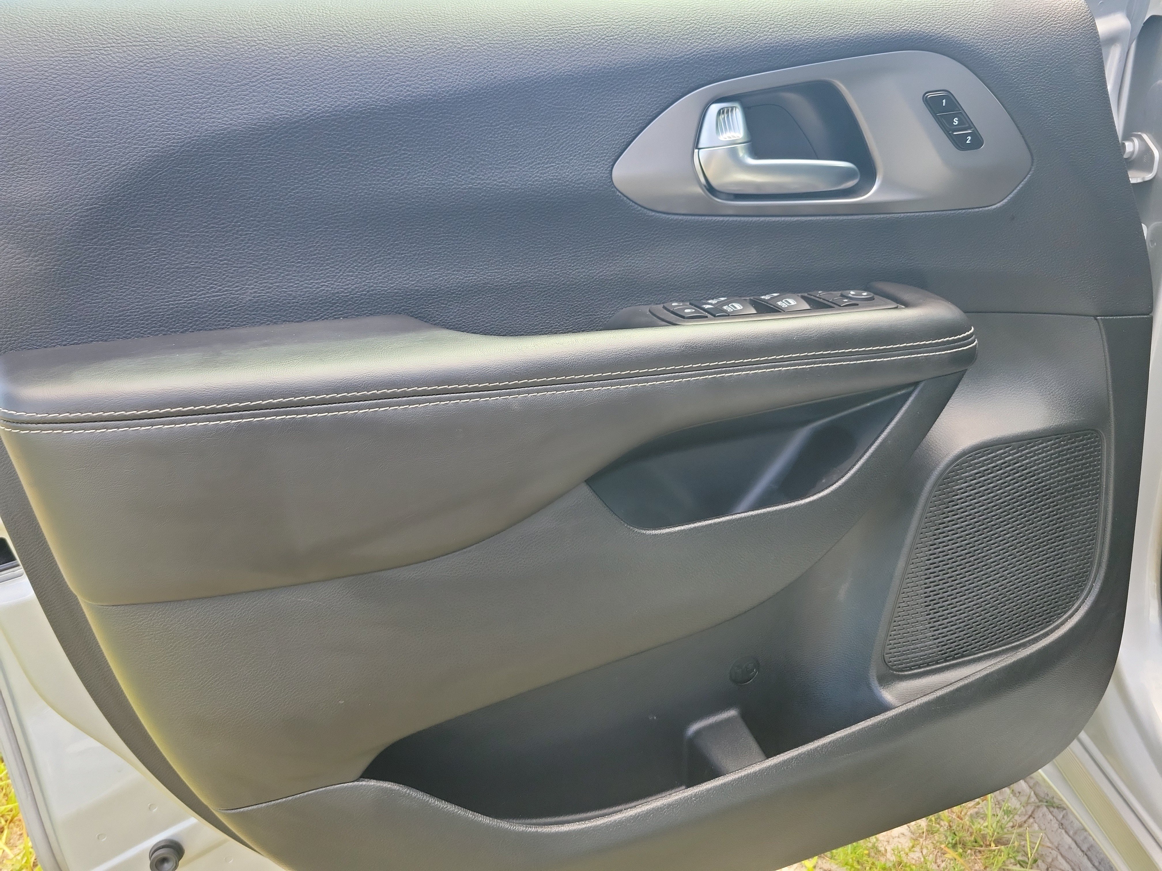 Used 2026 Chrysler Pacifica Select FWD image 18
