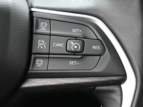 Used 2021 Jeep Grand Cherokee L Limited RWD image 9