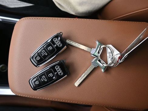 Used 2022 Audi e-tron Premium Plus w/ Premium Plus Package image 15