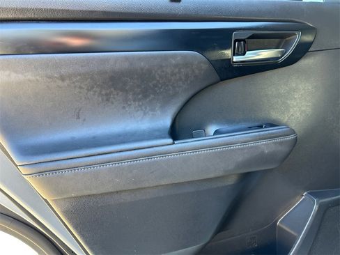 Used 2020 Toyota Highlander XLE image 30