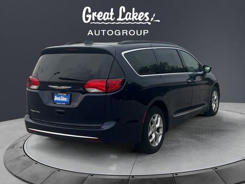 Used 2017 Chrysler Pacifica Touring-L w/ Tire & Wheel Group FWD image 5