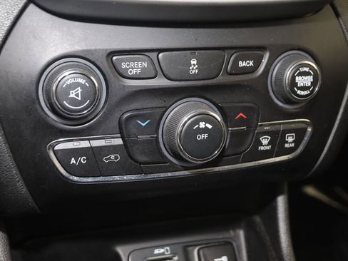 Used 2018 Jeep Cherokee Latitude Plus w/ Cold Weather Group image 25