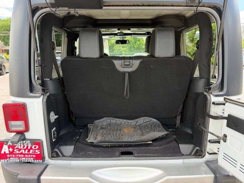 Used 2017 Jeep Wrangler Sahara w/ Connectivity Group AWD/4WD image 17