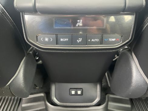 Used 2021 Toyota Highlander XLE FWD image 34