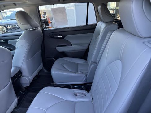 Used 2023 Toyota Highlander XLE AWD/4WD image 19