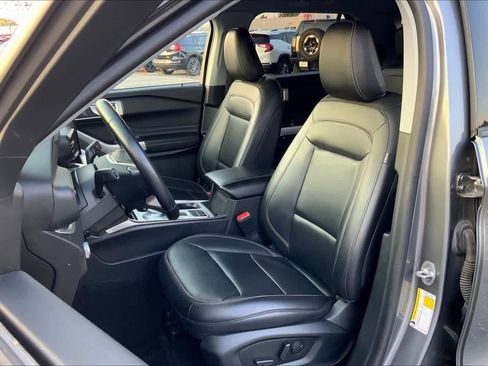 Used 2022 Ford Explorer XLT w/ Equipment Group 202A image 7