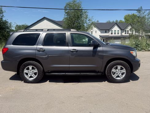 Used 2017 Toyota Sequoia SR5 AWD/4WD image 3