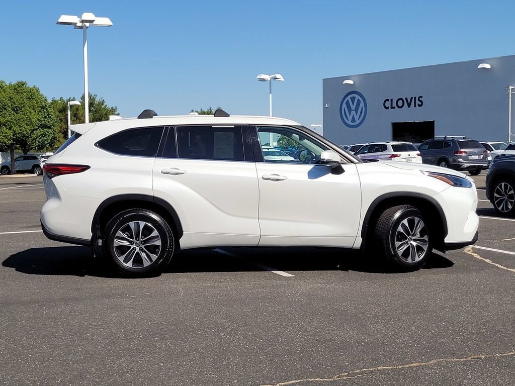 Used 2022 Toyota Highlander XLE AWD/4WD image 5