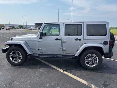 Used 2018 Jeep Wrangler Unlimited Sahara AWD/4WD image 8