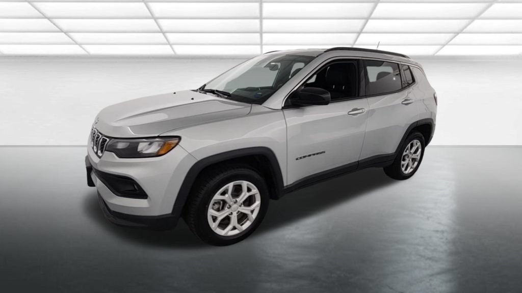 Used 2024 Jeep Compass Latitude AWD/4WD image 3