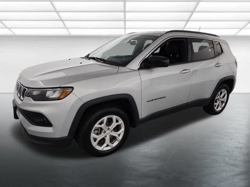 Used 2024 Jeep Compass Latitude AWD/4WD image 3