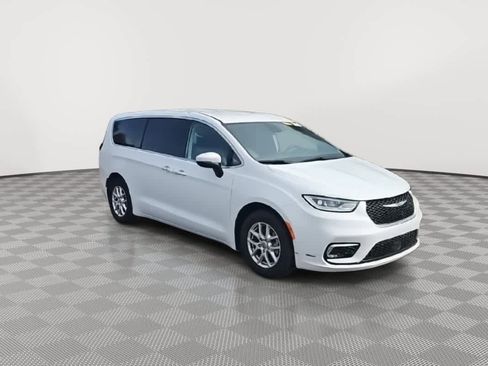 Used 2023 Chrysler Pacifica Touring-L image 2