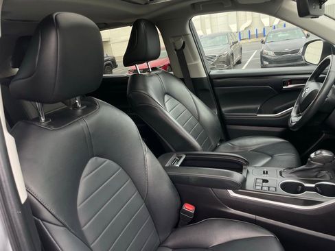 Used 2023 Toyota Highlander XLE image 32