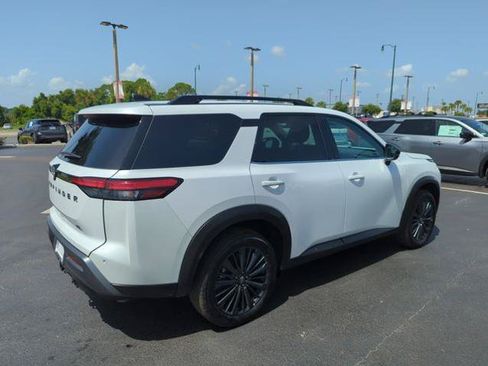 Certified 2026 Nissan Pathfinder SL w/ SL Premium Package FWD image 6