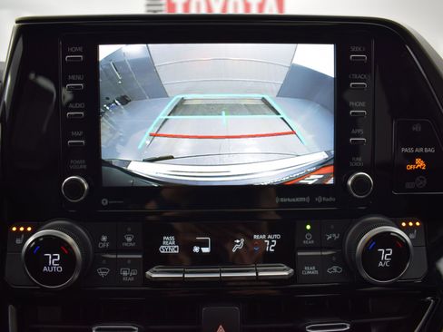 Used 2022 Toyota Highlander XLE image 18