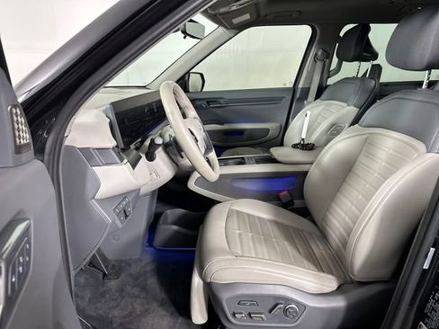 Used 2024 Kia EV9 Land image 11