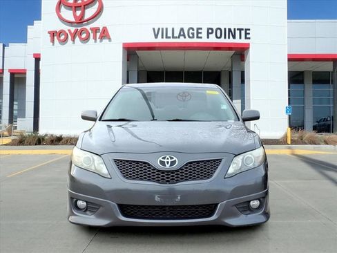 Used 2010 Toyota Camry SE image 2