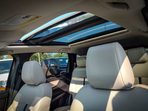 Used 2025 MAZDA CX-70 Plug-In Hybrid w/ Premium Pkg image 13